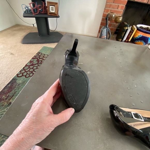 Guess shoes never worn. - Picture 3 of 3